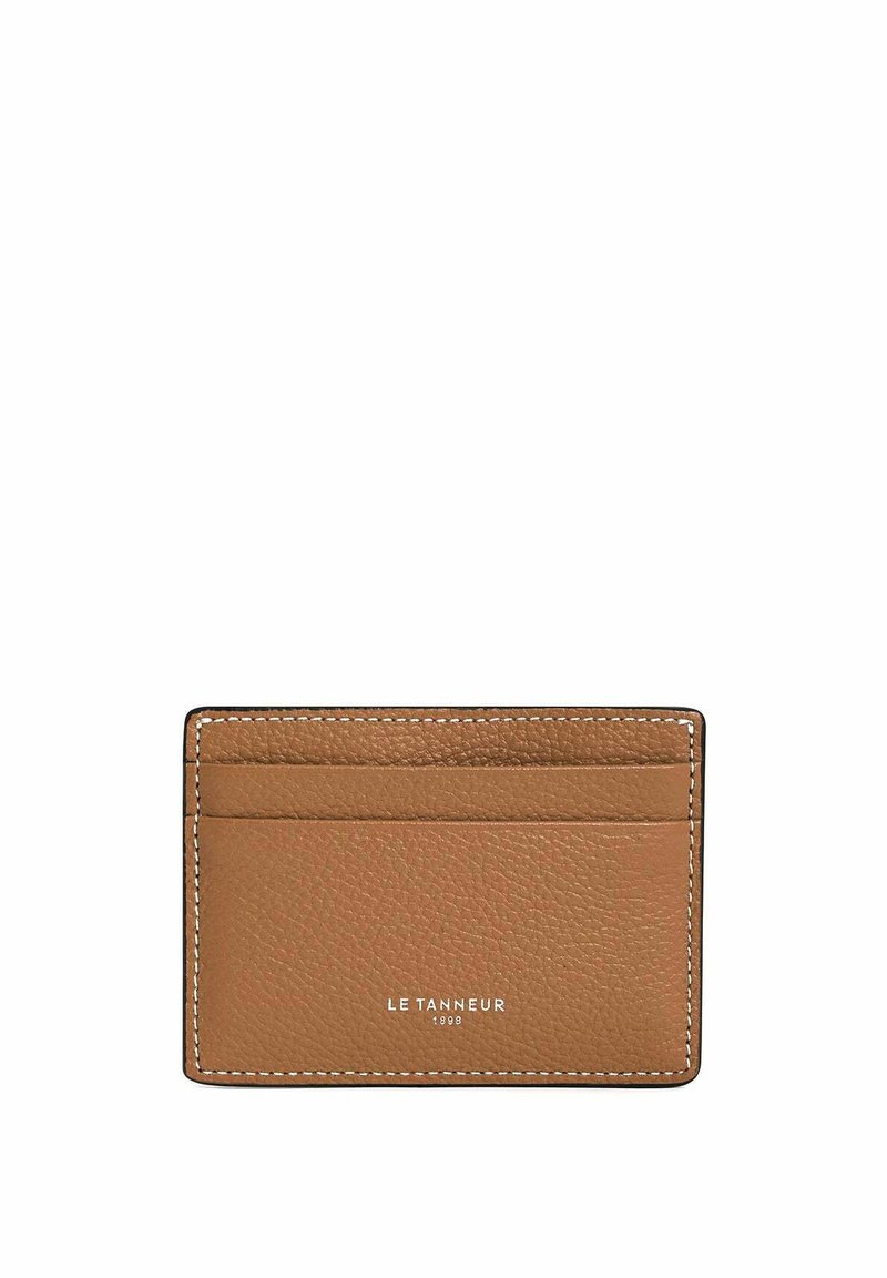 Portafoglio in pelle marrone con quattro scomparti per carte, cuciture a contrasto e logo impresso; texture liscia e design minimalista.