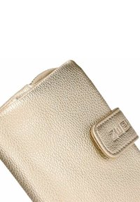 Gouden textuur leren portemonnee met rits en drukknoopsluiting, gegraveerd met "zie" op de riem.