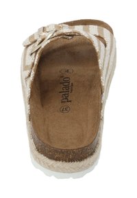 Kurken slide sandaal met een bovenwerk van beige en witte gestreepte textiel, verstelbare band, zachte voetbed en een gemodelleerde zool voor grip.