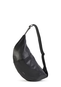 Zwarte leren crossbody tas met een slouchy vorm, verstelbare schouderband en een gladde textuur. Opvallende eenvoudige branding op de onderste voorkant.