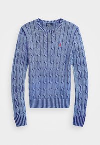 Kabelstickad tröja i två nyanser av blått, med ribbade ärmslut och nederkant, med en liten röd logotyp på bröstet. Rund halsringning.