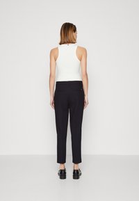 Tommy Hilfiger BUTTON STRAIGHT - Auduma bikses - desert sky