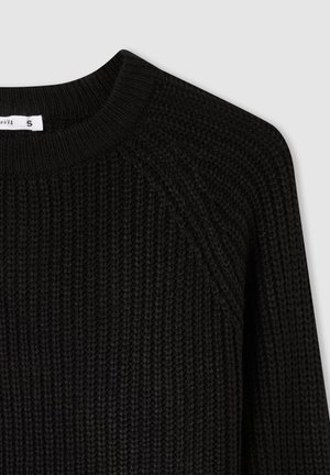 Maglione nero lavorato a maglia con una texture a coste, design a girocollo e maniche raglan. Etichetta della taglia visibile alla scollatura.