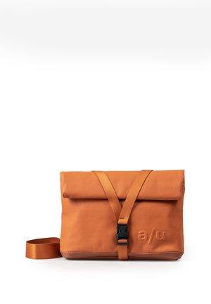 Borsa impermeabile arancione con chiusura a rotolo, tracolla regolabile e fibbia magnetica. Presenta un logo in rilievo e una superficie liscia.