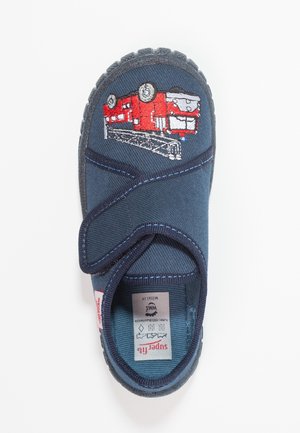 Blauer Stoffschuh mit Klettverschluss, auf der Spitze mit einem roten Feuerwehrauto bestickt. Strukturierte Sohle und marineblaue Akzente.