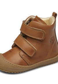 Botas de tobillo de cuero marrón con dos correas de Velcro ajustables, suela de goma texturizada y forro interior suave para mayor comodidad.