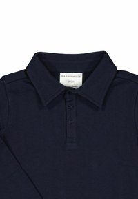 Tummansininen pitkähiha polo-paita, valmistettu puuvillasta, jossa on klassinen kaulus, kolmen napin suljenta ja olkapääkoristeet.