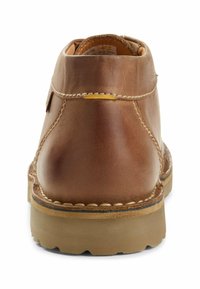 Bruine leren enkelboot met een gladde afwerking, gestikte details, gele accenten en een getextureerde rubberen zool. Achteraanzicht van de schoen.