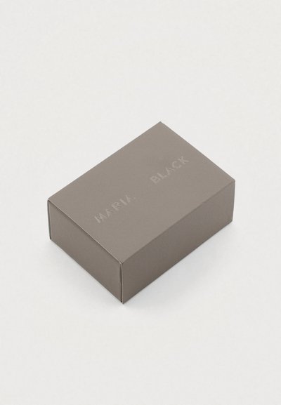 Caixa retangular cinzenta com textura suave e texto em relevo "MARIA BLACK" na tampa. Fechada, design minimalista.