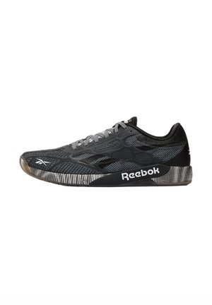 Zwart-grijze Reebok sneaker met een patroon op de zool, een bovenwerk van mesh en een wit Reebok-logo aan de zijkant en de neus.