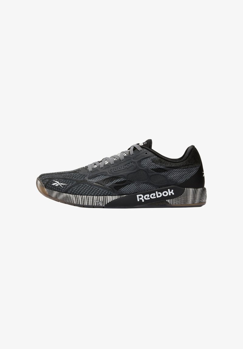 Basket Reebok noire et grise avec semelle à motifs, dessus en mesh et logo blanc Reebok sur le côté et l'avant.