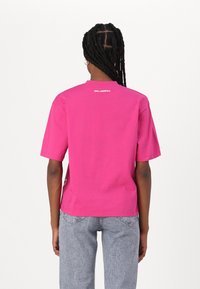 KARL LAGERFELD OVERSIZED SIGNATURE HEM - T-shirts - very berry