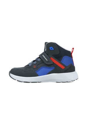 Zapatilla alta hecha de materiales gris oscuro y azul con acentos rojos, que cuenta con una correa de velcro, cierre de cordones y patrones texturizados.