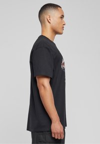 Upscale by Mister Tee PIMP A - Tricou cu imprimeu - black