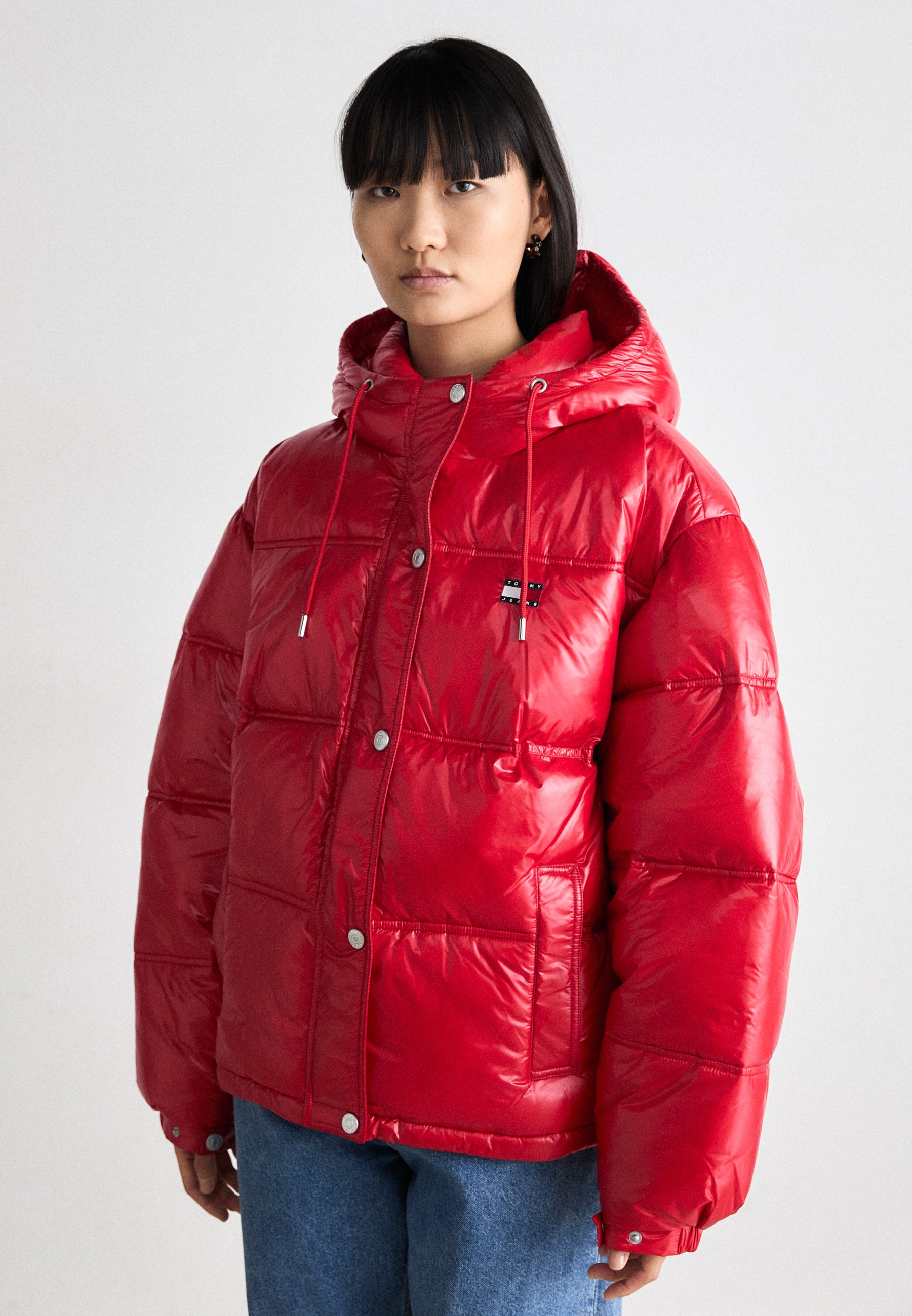 Hooded Puffer Shiny Red Puffer Jacket Tommy Jeans SHINY HOOD BADGE
