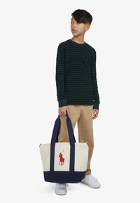 Polo Ralph Lauren PLAYER TOTE UNISEX - Shoppingväska - white/newport navy
