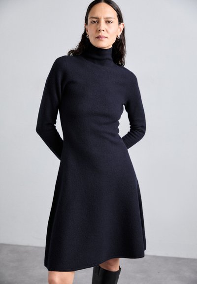 Tiger of Sweden MALAYA - Stickad klänning - light ink