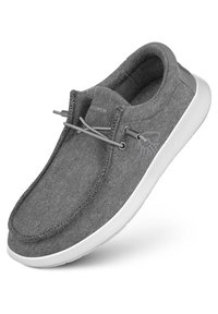 Chaussure en laine grise à enfiler avec une semelle en caoutchouc blanche, dotée de détails de lacets, d'un logo sur le côté et d'une forme de bout arrondi. Texture lisse.