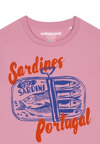 T-shirt en coton rose avec une illustration graphique d'une boîte de sardines, avec un texte bleu et orange indiquant "Sardines" et "Portugal".