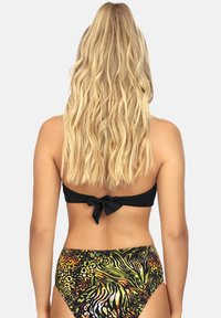 Czarny biustonosz bikini z wiązaniem z tyłu, w zestawie z wysokim dołem w kolorowy wzór zwierzęcy. Gładka faktura i dopasowany krój.