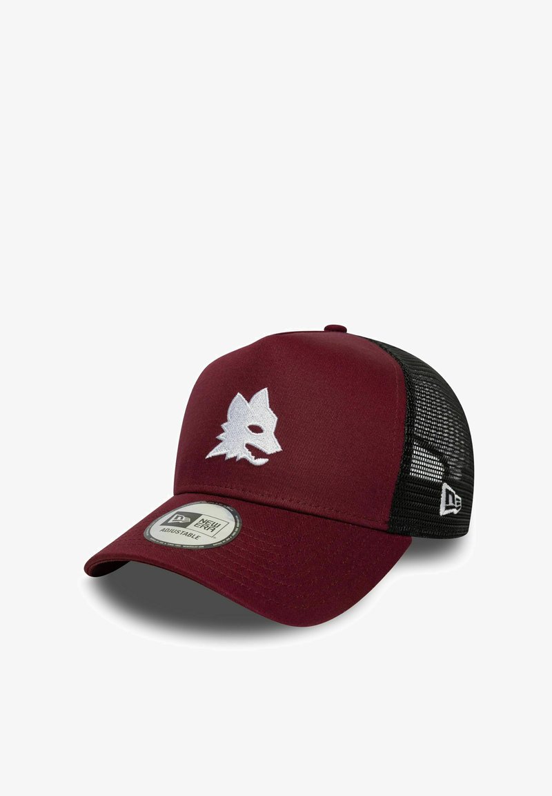 Gorra marrón con trasero de malla negra, con un logo de cabeza de lobo blanco. Correa ajustable con una etiqueta de marca redonda en la parte frontal.