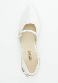 Zapato plano blanco con punta afilada, tira de tobillo y detalle de hebilla. Textura de cuero suave con plantilla beige y etiqueta de la marca visible.