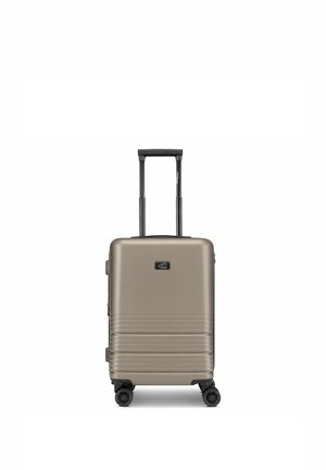 Valigia da viaggio rigida in bronzo con quattro ruote girevoli e manico telescopico esteso, posizionata al centro su sfondo bianco.