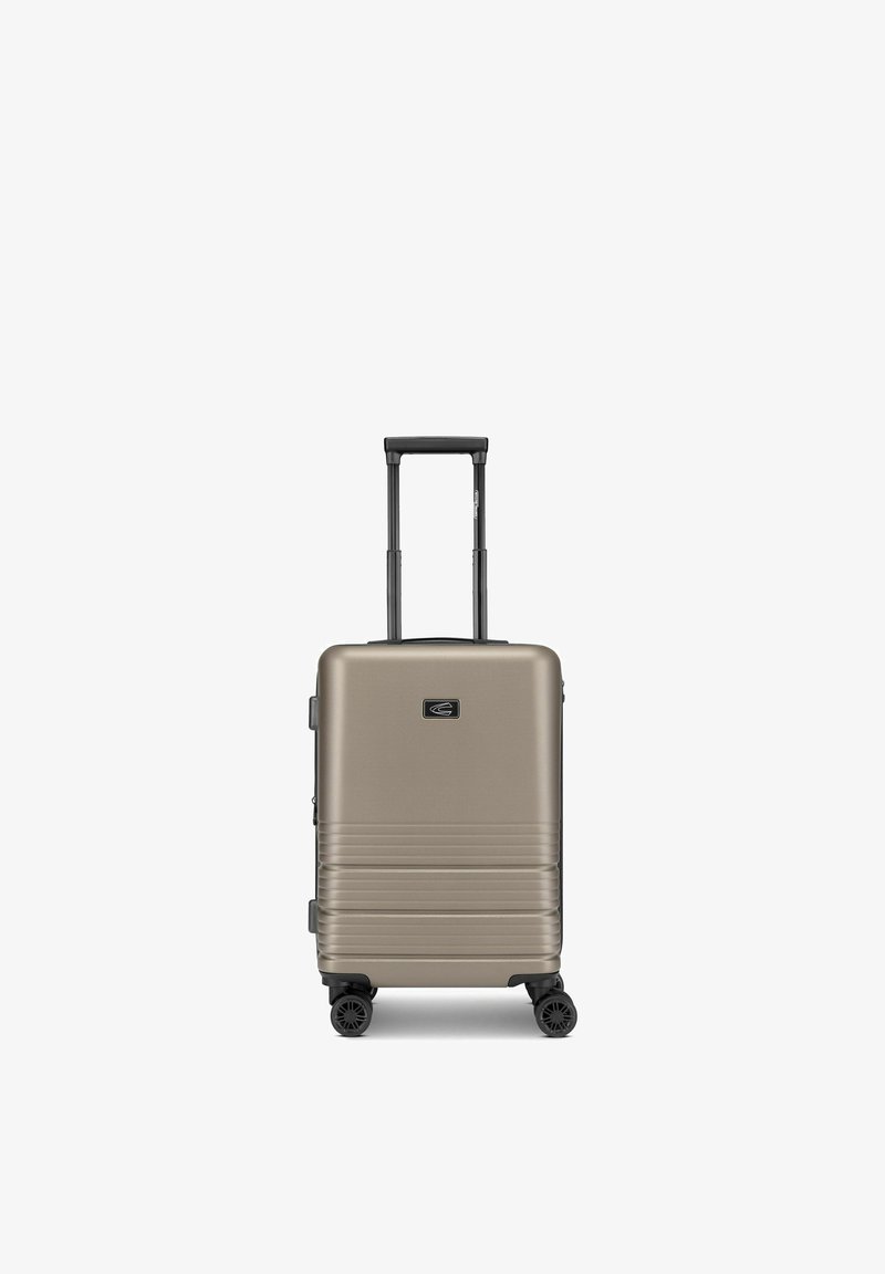 Valise cabine rigide en bronze avec quatre roues pivotantes et poignée télescopique extensible, centrée sur fond blanc.