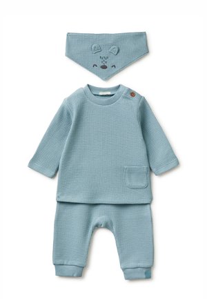 Morbido completo per neonati in tessuto a maglia waffle blu, composto da maglietta a maniche lunghe, pantaloni e bavetta triangolare coordinata con ricamo di una faccia di orsetto.