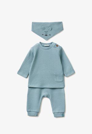 Morbido completo per neonati in tessuto a maglia waffle blu, composto da maglietta a maniche lunghe, pantaloni e bavetta triangolare coordinata con ricamo di una faccia di orsetto.