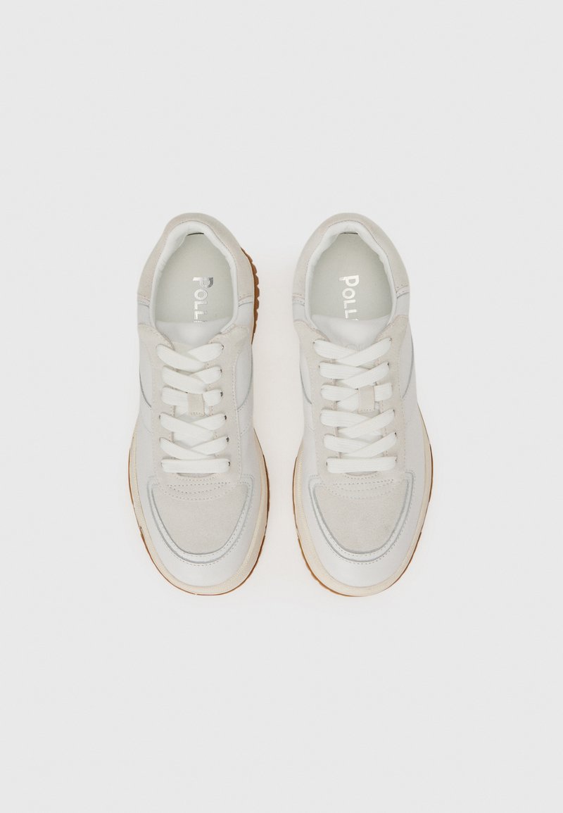 Weiße Sneakers mit einer Kombination aus glattem Leder und Wildledertexturen. Schnürdesign mit einer abgerundeten Spitze und Gummisohle. Markenlogo sichtbar.