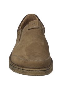 Braune Wildleder-Slipper mit strukturiertem Finish, runder Zehenpartie, kontrastierenden Nähten und Gummisohle. Logo-Aufnäher an der Seite.