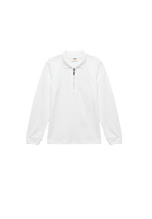 Hvid langærmet polo-shirt med lynlås i halsen, blødt bomuldsstof, ribbede manchetter og et klassisk kravedesign. Ingen synlige mønstre eller accenter.