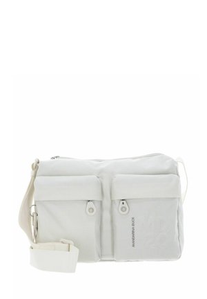 Sac d'épaule textile blanc avec deux poches avant, fermetures éclair, et une sangle ajustable avec une finition texturée et un détail de logo.