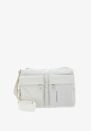 Sac d'épaule textile blanc avec deux poches avant, fermetures éclair, et une sangle ajustable avec une finition texturée et un détail de logo.