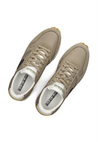 Zapatillas deportivas beige con una parte superior de tela suave, punta redonda, cordones blancos y una suela de goma texturizada con acentos amarillos.