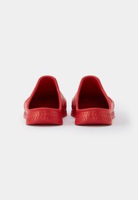 BOSS TITANIUM UNISEX - Mulas - bright red