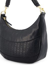 Sort læder håndtaske med en tekstureret panel, der har et subtilt mønster, guldbeslag og en buet silhuet. Lynlåset hovedrum.