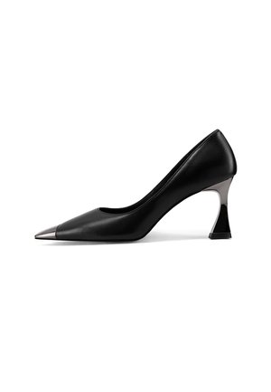 Scarpa nera in pelle con tacco alto, punta affusolata e dettaglio metallico sulla punta. La forma geometrica unica del tacco aggiunge un tocco moderno.