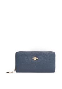 Portafoglio in pelle blu con superficie texture, caratterizzato da un accento dorato a forma di ape sulla parte anteriore e una chiusura con zip lungo il bordo superiore.