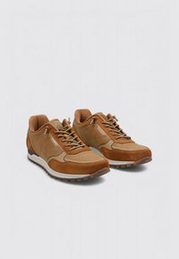 Zapatillas deportivas de material sintético y ante marrón con detalles de malla, puntera redonda y cordones, que cuentan con una plantilla acolchada y suelas de goma texturizadas.