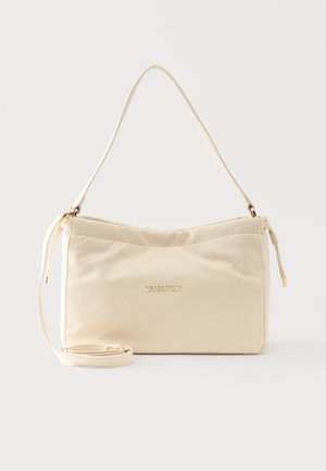 Cremefarbene Valentino-Handtasche mit gestepptem Muster, goldenem Logo, Tragegriff oben und verstellbarem Schulterriemen vor weißem Hintergrund.