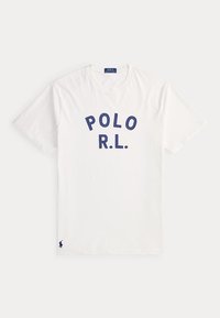 Λευκό κοντομάνικο T-shirt με μπλε κείμενο "POLO R.L." στο μπροστινό μέρος και μικρό λογότυπο Polo Ralph Lauren κοντά στο κάτω άκρο.