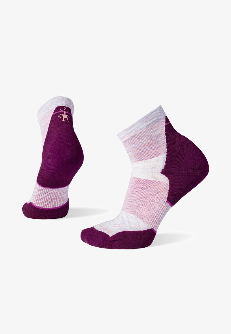 Sneakersocken in einer Mischung aus tiefem Lila und hellem Pink, mit einem strukturierten Design und verstärktem Fersenbereich für Langlebigkeit.