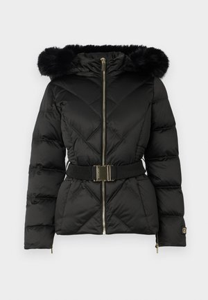 Jachetă puffer neagră, matlasată, cu fermoar frontal, talie accesorizată cu curea, glugă cu trim de blană și manșete cu fermoar pe mâneci lungi.
