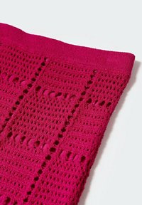 Fuchsia gestrickter Stoff mit Lochmuster und geripptem Saum. Verfügt über gleichmäßig verteilte Löcher und strukturierte Details über die gesamte Oberfläche.