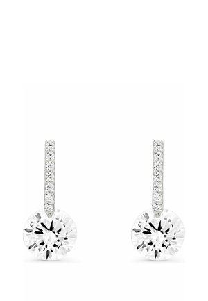Boucles d’oreilles goutte en argent avec des rangées verticales de petits diamants et de grandes pierres précieuses rondes claires suspendues en dessous.