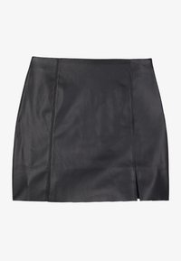 Mini-jupe en cuir noir avec coutures verticales et petite fente à l'avant sur fond blanc.