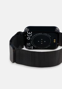 Reloj inteligente negro con cara cuadrada y correa de malla de acero inoxidable. Presenta sensores en la parte trasera, con marcas de certificación CE.