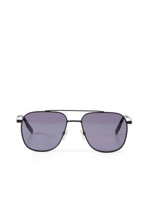 Lunettes de soleil aviateur à monture métallique noire avec verres teintés violets et plaquettes nasales réglables sur fond blanc.